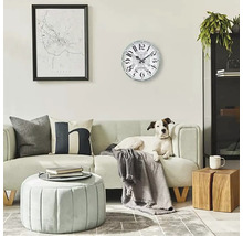 Vardagsrum med soffa, soffbord, väggklocka och hund