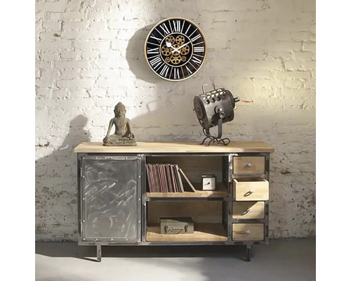 Vardagsrum med väggklocka, byrå och dekoration i industriell stil