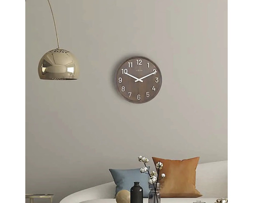 Väggklocka i trä i vardagsrummet