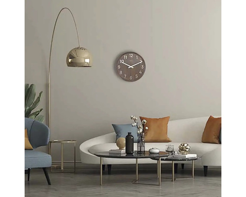 Vardagsrum med soffa, bord, lampa och väggklocka i trä