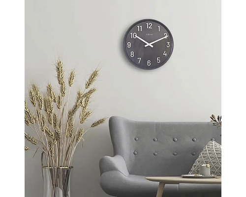 Vardagsrum med grå soffa, bord, dekoration och rund väggklocka