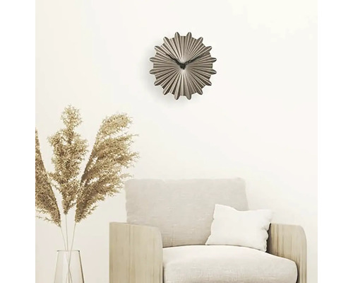 Dekorativ väggklocka ovanför en fåtölj i vardagsrummet.