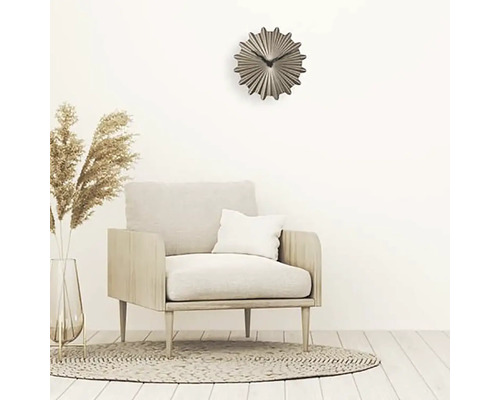 Vardagsrum med fåtölj, dekoration och väggklocka