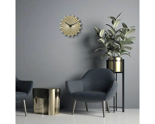 Vardagsrum med fåtöljer, bord, växt och väggklocka