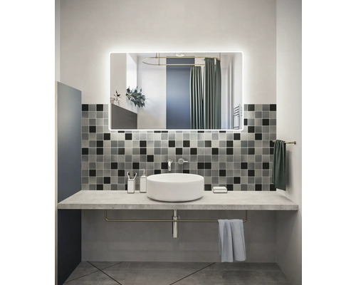 Badrum med tvättställ, spegel med belysning och kvadratiska plattor