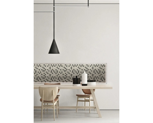 Matsal med träbord, stolar och pendellampa