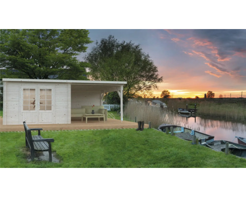 Trädgårdshus med täckt terrass vid en sjöstrand i solnedgången