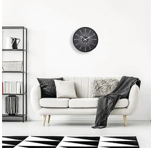 Vardagsrum med soffa, klocka och hylla