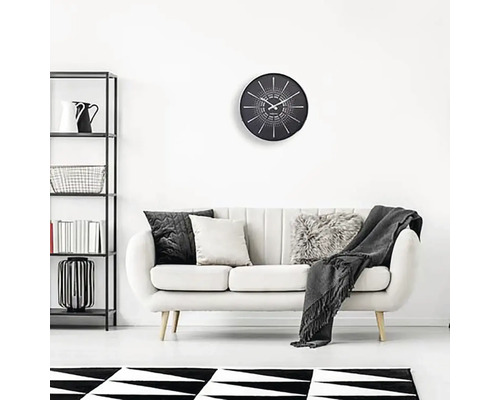 Vardagsrum med soffa, klocka och hylla