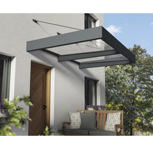 Glas- och metalltak vid entrén till huset