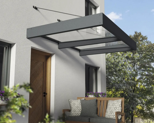 Glas- och metalltak vid entrén till huset