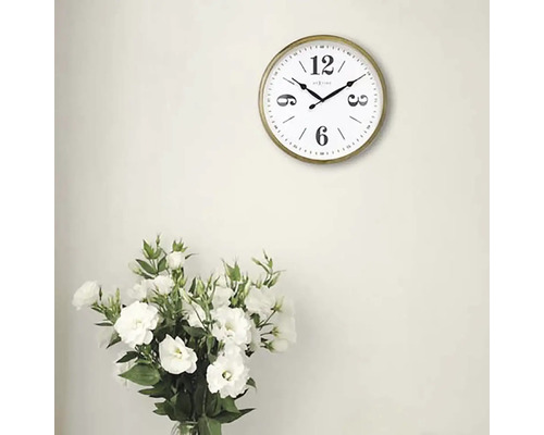 Väggklocka med rund, gyllene ram och blombukett