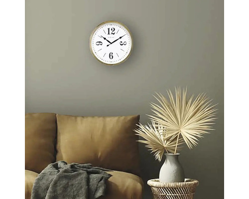 Vardagsrum med väggklocka, soffa och dekoration