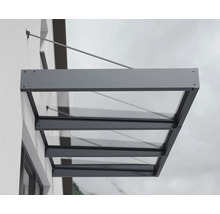 Tak av glas och metall på en husvägg