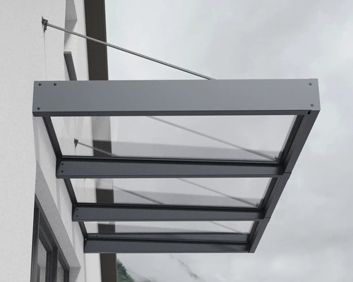 Tak av glas och metall på en husvägg