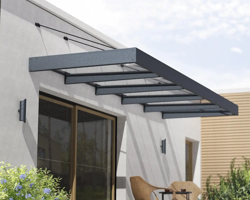Monterat terrassovertak med grå metallkonstruktion på huset