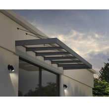 Metalltak på en husvägg med två vägglampor.