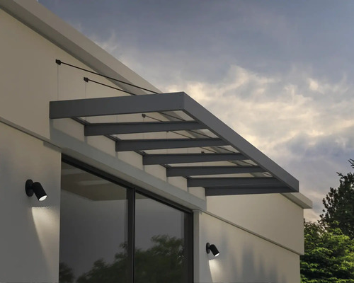 Metalltak på en husvägg med två vägglampor.