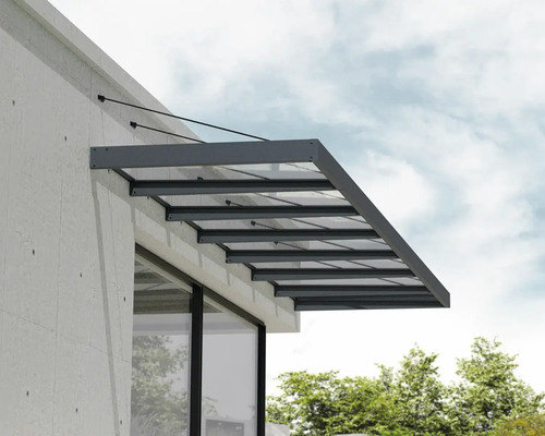 Tak av metall och glas på en husvägg