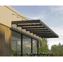 Terrassmarkis av metall och glas på ett hus