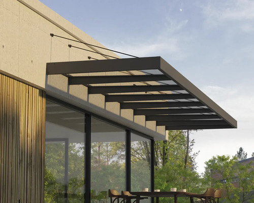 Terrassmarkis av metall och glas på ett hus