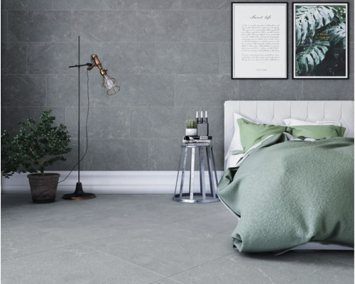 Badrum med golv- och väggplattor, säng, golvlampa och dekoration