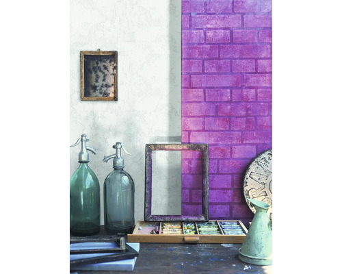 Dekorativt stilleben med ramar, sifonflaskor och väggdesign i tegelstenslook