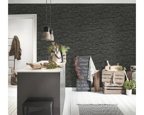 Köksscen med vägg i stenimitation, köksbänk och dekoration