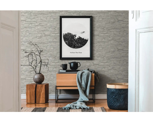 Vardagsrum med grå tapet i stenlook, skänk och dekoration