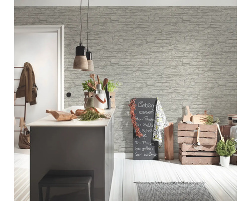 Dekorativ interiör med tapet med stenmönster, köksbänk och griffeltavla