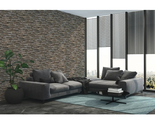 Modernt vardagsrum med stenvägg, soffa, matta och persienner