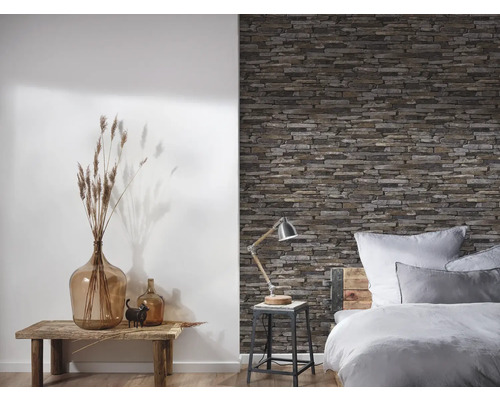 Sovrum med stenmurstapeter, träbord och dekorationer