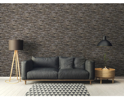 Vardagsrum med grå soffa, golvlampa och tapet med stenmotiv