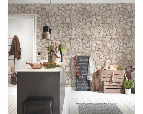Ljust rum med köksbänk, dekorationer och tapet med stenmönster
