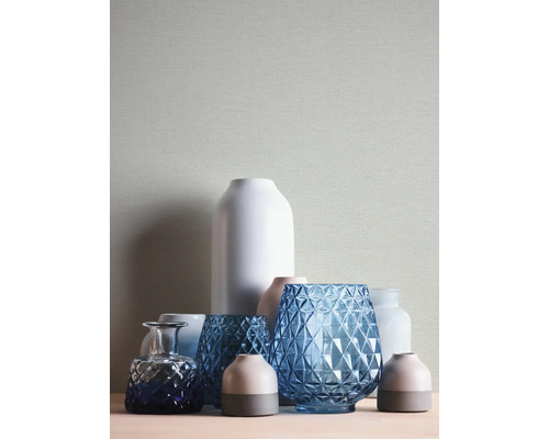 Arrangemang av olika dekorativa vaser av glas och keramik