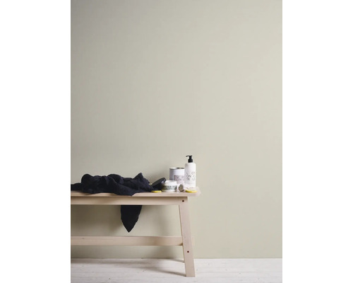 Väggfärg med tillbehör på ett träbord