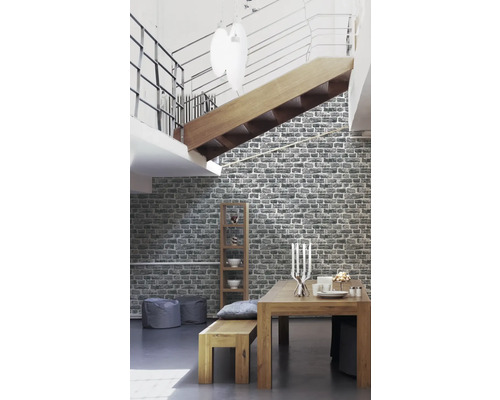 Vardagsrum med matbord, bänk, hylla och mönstrad tapet i stenlook.