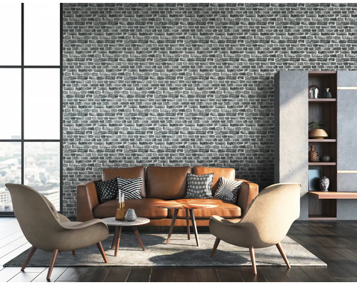 Vardagsrum med tegelväggstapeter, soffa och fåtöljer