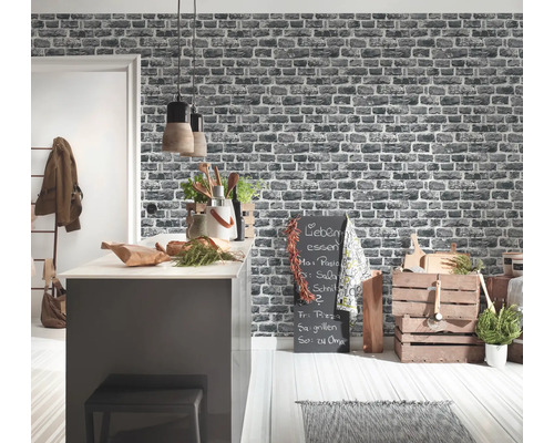 Kök med tegelstapeter, köksö och dekoration