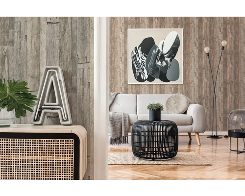 Vardagsrum med trätapet, soffa och dekorativa element som bord, lampa och tavla