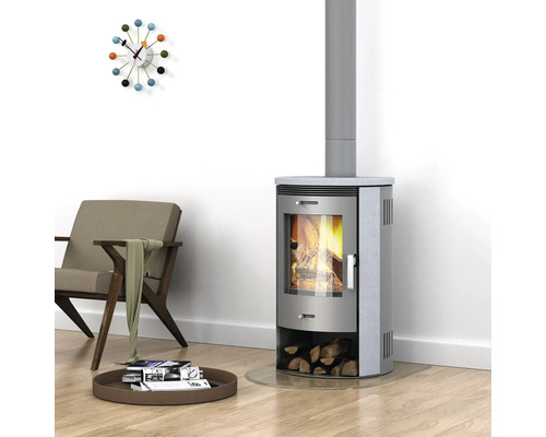 Braskamin i vardagsrum med fåtölj och dekoration