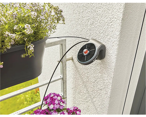 Automatisk bevattning med blomlådor på en balkong