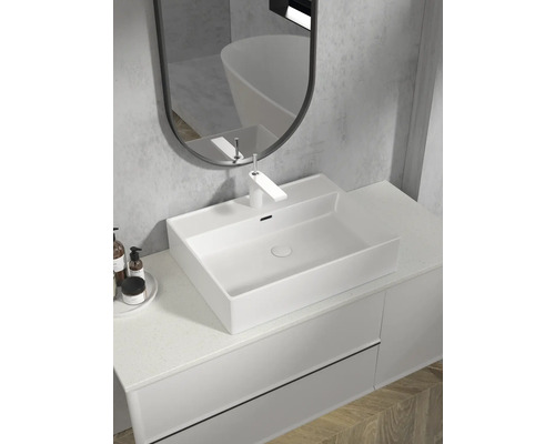 Modernt badrum med tvättställ och spegel