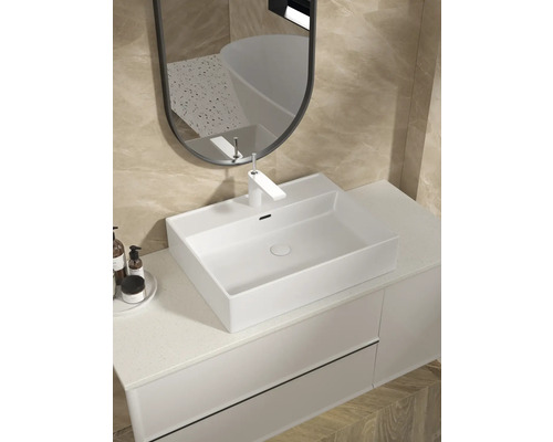 Badrum med tvättställsskål, blandare, spegel och tvättställsskåp