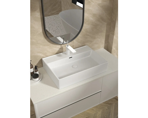 Modernt badrum med tvättställsskål, blandare, spegel och underskåp