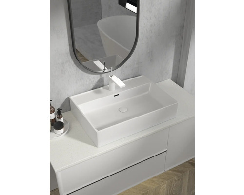 Modernt badrum med tvättställsskål, spegel och tvättställsunderskåp