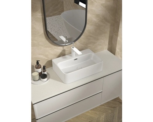 Modern badrumsinredning med tvättställ, underskåp och spegel