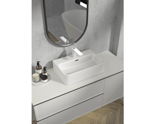 Badrumsvy med handfat, spegel och underskåp