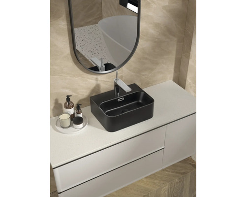 Modernt badrum med svart tvättställ, blandare, spegel och underskåp