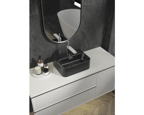 Modernt badrum med svart tvättställsskål, tvättställsskåp och spegel